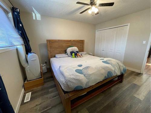 160 Sitar Crescent, Hinton, AB - Indoor Photo Showing Bedroom