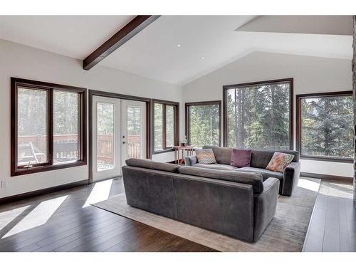 465 Eagle Heights, Canmore, AB - Indoor Photo Showing Living Room