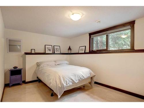 465 Eagle Heights, Canmore, AB - Indoor Photo Showing Bedroom