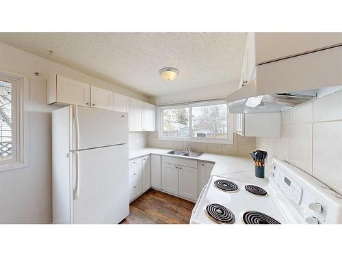 19 Baxter Crescent, Whitecourt, AB - Indoor Photo Showing Kitchen With Double Sink