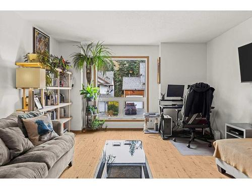 132 Cougar Point Road, Canmore, AB - Indoor Photo Showing Living Room