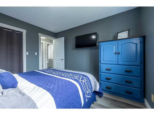 5237 16 Avenue, Edson, AB - Indoor Photo Showing Bedroom