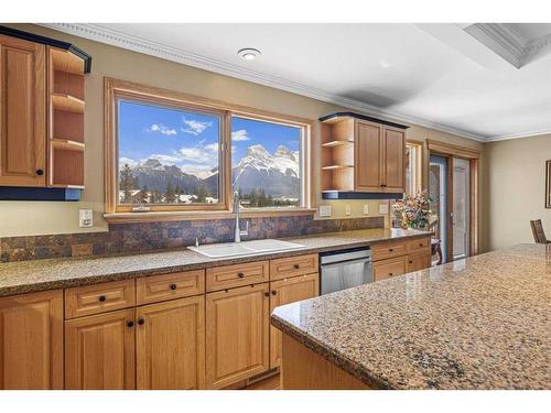 1 Eagle Landing, Canmore, AB - Indoor Photo Showing Kitchen With Upgraded Kitchen