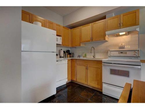 205-1151 Sidney, Canmore, AB - Indoor Photo Showing Kitchen