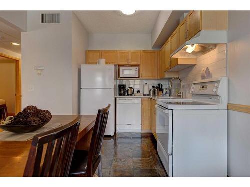 205-1151 Sidney, Canmore, AB - Indoor Photo Showing Kitchen