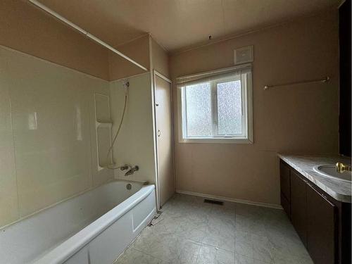 18009B Highway 16, Rural Yellowhead County, AB - Indoor Photo Showing Bathroom