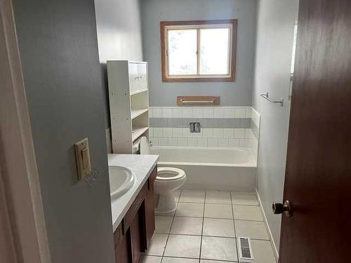 10525 98 Avenue, Grande Cache, AB - Indoor Photo Showing Bathroom