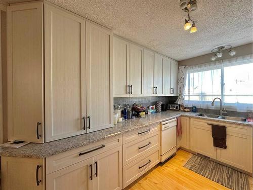 104A Cheviot Drive, Hinton, AB - Indoor Photo Showing Kitchen