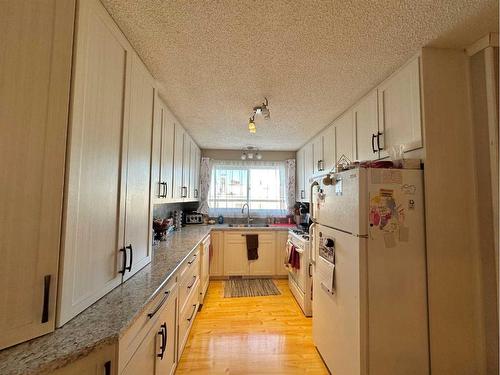 104A Cheviot Drive, Hinton, AB - Indoor Photo Showing Kitchen