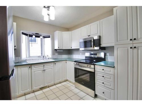 523 Boutin Avenue, Hinton, AB - Indoor Photo Showing Kitchen