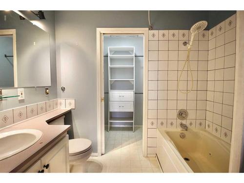 523 Boutin Avenue, Hinton, AB - Indoor Photo Showing Bathroom