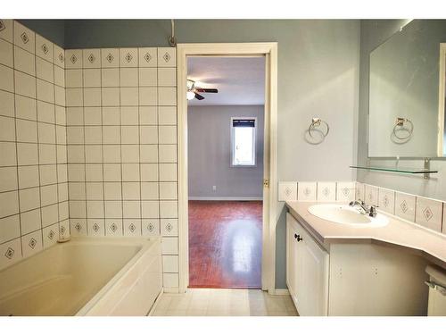 523 Boutin Avenue, Hinton, AB - Indoor Photo Showing Bathroom