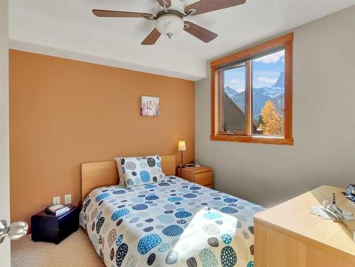 404-743 Railway Avenue, Canmore, AB - Indoor Photo Showing Bedroom