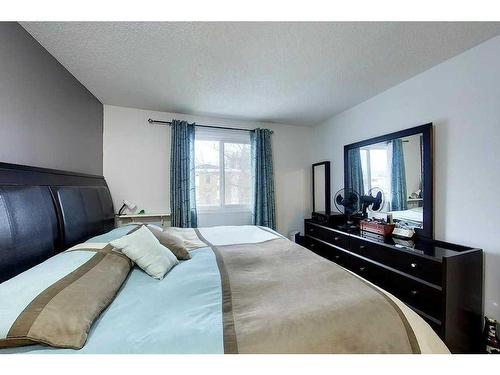 206A-5611 10Th Avenue, Edson, AB - Indoor Photo Showing Bedroom