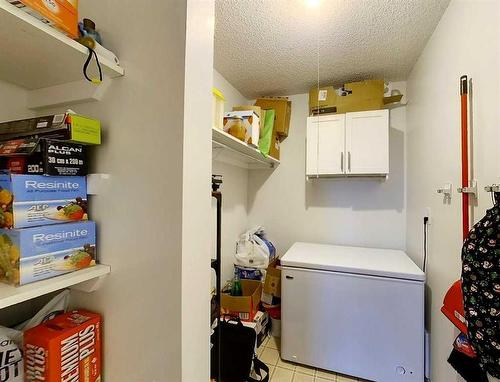 206A-5611 10Th Avenue, Edson, AB - Indoor Photo Showing Laundry Room