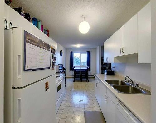 206A-5611 10Th Avenue, Edson, AB - Indoor Photo Showing Kitchen With Double Sink