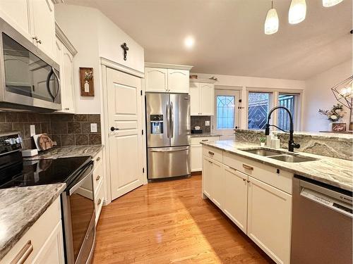 15 Park Point, Whitecourt, AB - Indoor Photo Showing Kitchen With Double Sink