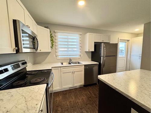 9511D 112 Street, Clairmont, AB - Indoor Photo Showing Kitchen With Double Sink