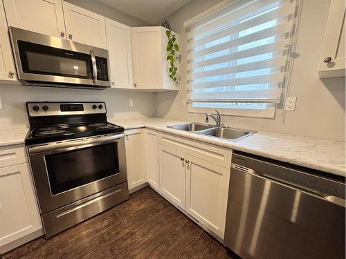 9511D 112 Street, Clairmont, AB - Indoor Photo Showing Kitchen With Double Sink