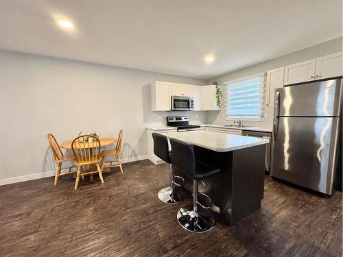 9511D 112 Street, Clairmont, AB - Indoor Photo Showing Kitchen With Double Sink