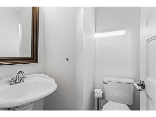 400-200 Rabbit Street, Banff, AB - Indoor Photo Showing Bathroom