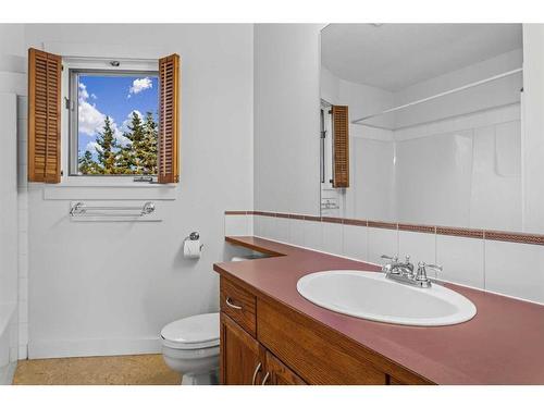 400-200 Rabbit Street, Banff, AB - Indoor Photo Showing Bathroom