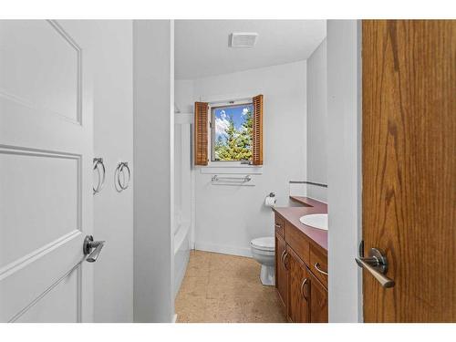 400-200 Rabbit Street, Banff, AB - Indoor Photo Showing Bathroom