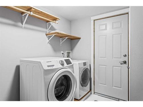 400-200 Rabbit Street, Banff, AB - Indoor Photo Showing Laundry Room