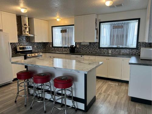 407 7 Avenue, Fox Creek, AB - Indoor Photo Showing Kitchen