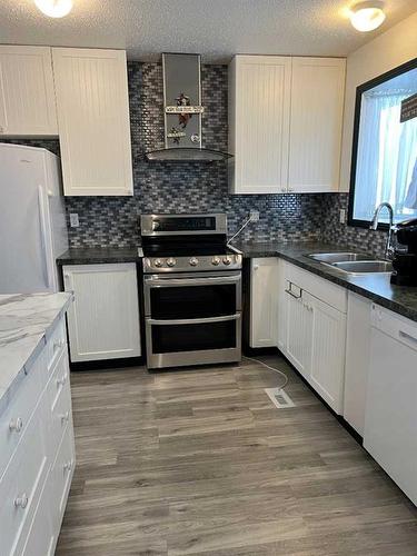 407 7 Avenue, Fox Creek, AB - Indoor Photo Showing Kitchen With Double Sink