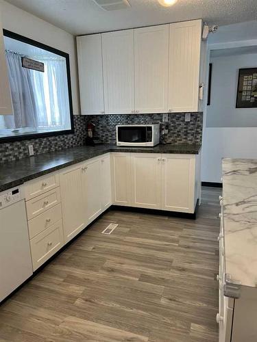 407 7 Avenue, Fox Creek, AB - Indoor Photo Showing Kitchen