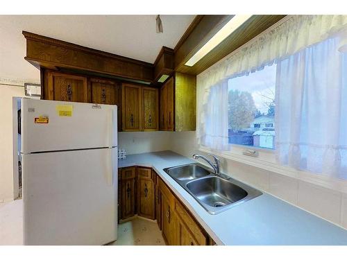 5908 9 Avenue, Edson, AB - Indoor Photo Showing Kitchen With Double Sink