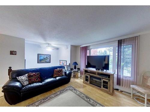 5908 9 Avenue, Edson, AB - Indoor Photo Showing Living Room