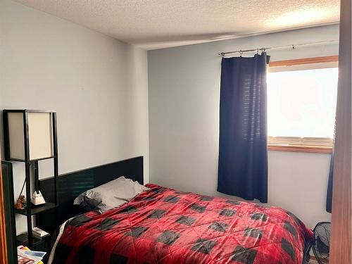 122 Wilson Avenue, Hinton, AB - Indoor Photo Showing Bedroom