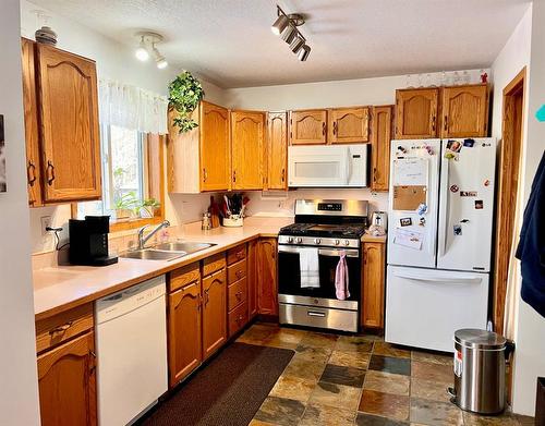 122 Wilson Avenue, Hinton, AB - Indoor Photo Showing Kitchen With Double Sink