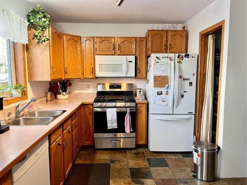 122 Wilson Avenue, Hinton, AB - Indoor Photo Showing Kitchen With Double Sink