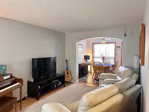 122 Wilson Avenue, Hinton, AB - Indoor Photo Showing Living Room