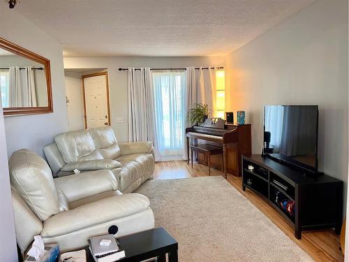 122 Wilson Avenue, Hinton, AB - Indoor Photo Showing Living Room