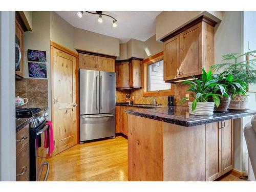 222-107 Armstrong Place, Canmore, AB - Indoor Photo Showing Kitchen