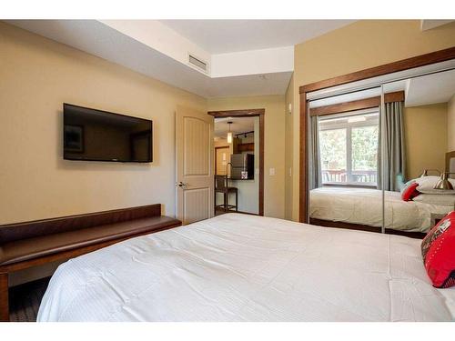 216-190 Kananaskis Way, Canmore, AB - Indoor Photo Showing Bedroom