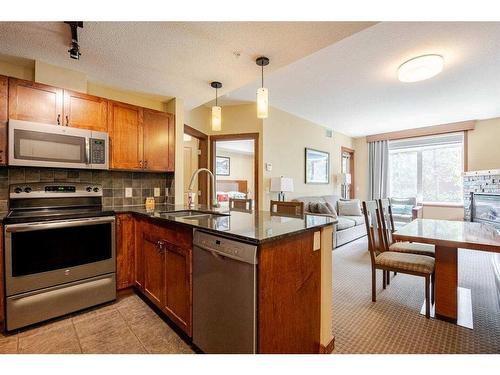 216-190 Kananaskis Way, Canmore, AB - Indoor Photo Showing Kitchen