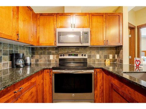 216-190 Kananaskis Way, Canmore, AB - Indoor Photo Showing Kitchen