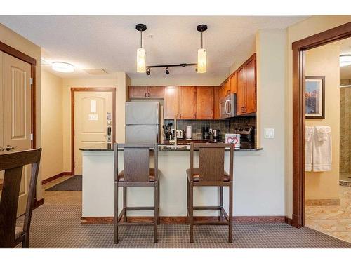 216-190 Kananaskis Way, Canmore, AB - Indoor Photo Showing Kitchen