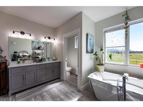 516B Seabolt Estates, Rural Yellowhead County, AB - Indoor Photo Showing Bathroom