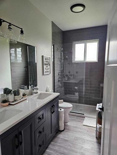 516B Seabolt Estates, Rural Yellowhead County, AB - Indoor Photo Showing Bathroom