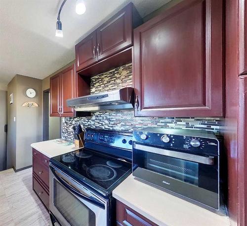 712 3 Avenue, Fox Creek, AB - Indoor Photo Showing Kitchen