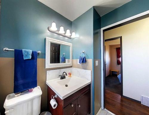 712 3 Avenue, Fox Creek, AB - Indoor Photo Showing Bathroom