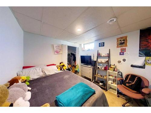 712 3 Avenue, Fox Creek, AB - Indoor Photo Showing Bedroom