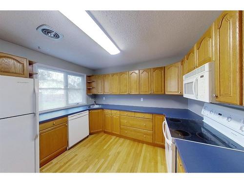 705 8 Street, Fox Creek, AB - Indoor Photo Showing Kitchen