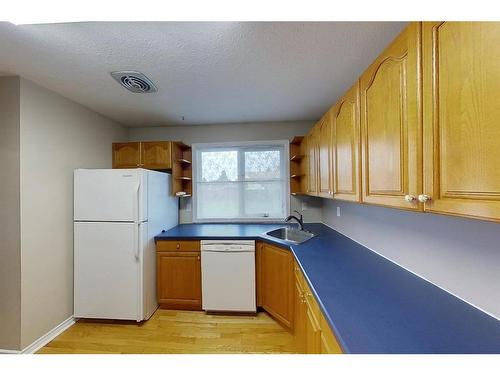 705 8 Street, Fox Creek, AB - Indoor Photo Showing Kitchen